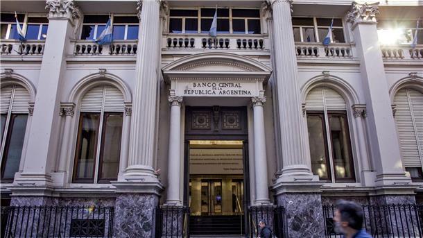 IWF: Kredittranche über 7,5 Milliarden Dollar an Argentinien Das hoch verschuldete Argentinien hat 2023 zur Begleichung fälliger Zinsforderungen des Internationalen Währungsfonds (IWF) einen millionenschweren Kredit bei Katar aufgenommen.