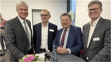 Das hochkarätig besetzte Forum (von links): Ärztesprecher Dr. Stephan Brune, Dr. Jürgen Peter, Vorstandsvorsitzender der AOK Niedersachsen, Gesundheitsminister Dr. Andreas Philippi (SPD) und KVN-Chef Mark Barjenbruch.