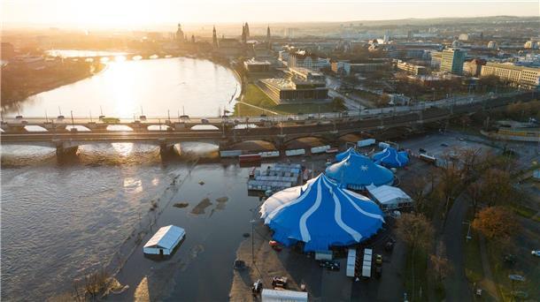 Das Hochwasser der Elbe nähert sich den Zelten des Weihnachts-Circus im Sportpark Ostra in Dresden.
