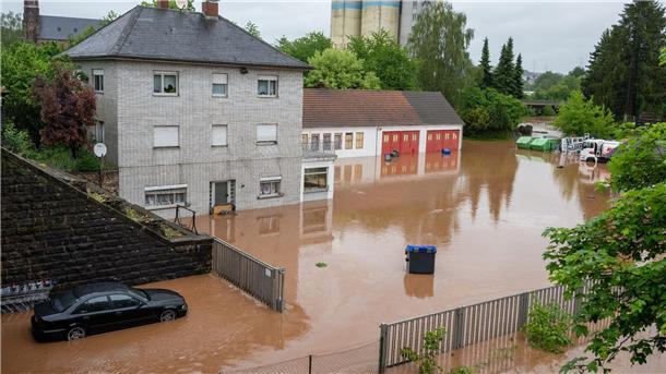 Das Hochwasser der Theel hat Teile der Innenstadt von Lebach überflutet.