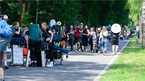 Das Hurricane 2024 startet! Das sind die schönsten Bilder vom Anreisetag Das Hurricane 2024 ist gestartet! Tausende Fans strömen am Donnerstag aufs Gelände.