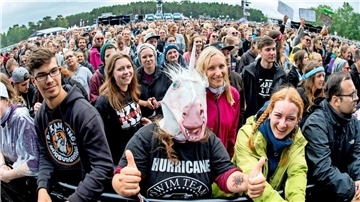Festivalbesucher blicken in die Kamera.