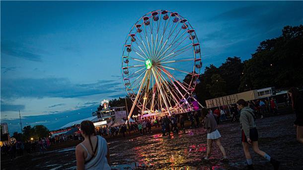 Ein Riesenrad steht auf einem Platz. 