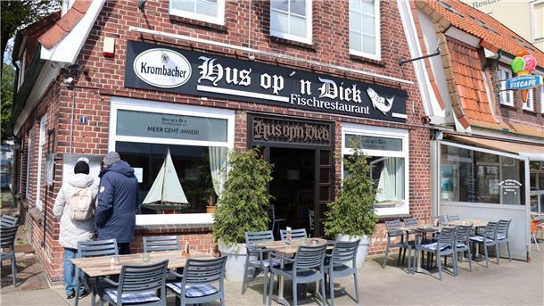 Das „Hus op‘n Diek“ wird seit 1989 von der Familie Vogel betrieben und gilt als eines der ältesten Fischrestaurants von Cuxhaven. Doch jetzt steckt das Traditionshaus am Deich in der Krise. 