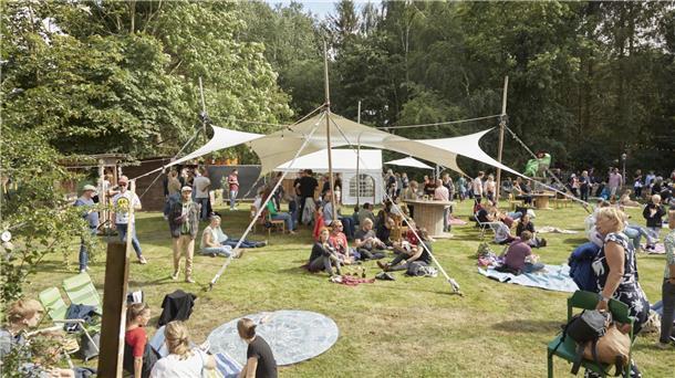 Das idyllisch gelegene und enorm liebevoll gestaltete Festivalgelände mitten im Grünen macht den besonderen "Für Hilde"-Charme mit aus.