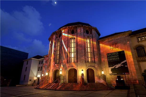 Das illuminierte Stadttheater. 