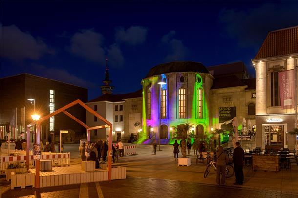 Das illuminierte Stadttheater. 