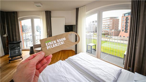 Das Im-Jaich-Hotel pflanzt für jeden Gast, der sein Zimmer nicht putzen lässt, einen Baum. Ein Beitrag, als CO2-neutrales Hotel ausgezeichnet worden zu sein.