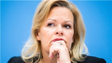Das Innenministerium von Nancy Faeser hat einen Vorschlag vorgelegt, nach dem Clan-Angehörige möglicherweise schneller abgeschoben werden können.