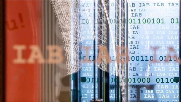Das Institut für Arbeitsmarkt- und Berufsforschung ermittelt die Zahl der Beschäftigten.
