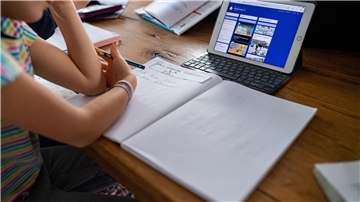 Eine Erstklässlerin sitzt vor einem iPad. Das Institut für Qualitätsentwicklung (IQHB) im Land Bremen wertet die Testdaten der Schüler aus.