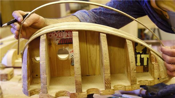 Tagelanges Bauen an einem Instrument Das Instrument wird von Hand gebaut und benötigt Ruhe und Geduld.