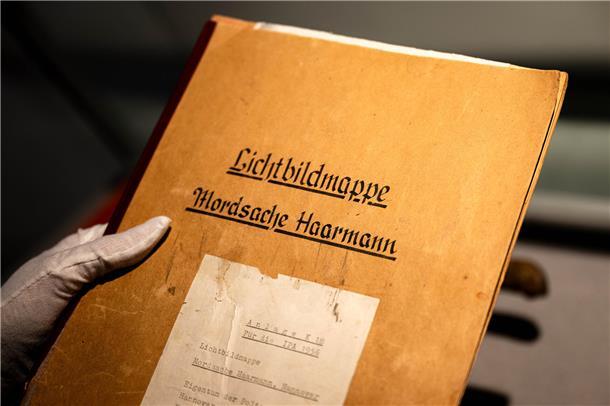 Serienmörder Fritz Haarmann: „Werwolf von Hannover“ tötete 24 junge Männer Die Lichtbildmappe in der Mordsache Fritz Haarmann wird im Polizeimuseum Niedersachsen gezeigt.