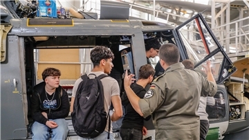 Das Interesse ist da: Beim Tag der Uniformberufe informierten Soldaten des Nordholzer Marinefliegerstützpunktes Schülerinnen und Schüler unter anderem über den Beruf des Hubschrauberpiloten.
