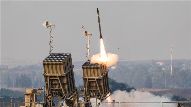 So schützt sich Israel gegen die Luftangriffe Das Iron-Dome-Raketenabwehrsystem feuert eine Abfangrakete ab.