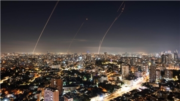 Das israelische Luftabwehrsystem Iron Dome feuert in Zentralisrael, um eine aus dem Gazastreifen abgefeuerte Rakete abzufangen.