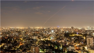 Das israelische Luftabwehrsystem Iron Dome feuert, um eine aus dem Gazastreifen abgefeuerte Rakete abzufangen.