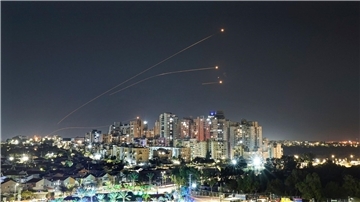 Das israelische Luftabwehrsystem Iron Dome feuert, um eine aus dem Gazastreifen abgefeuerte Rakete abzufangen.