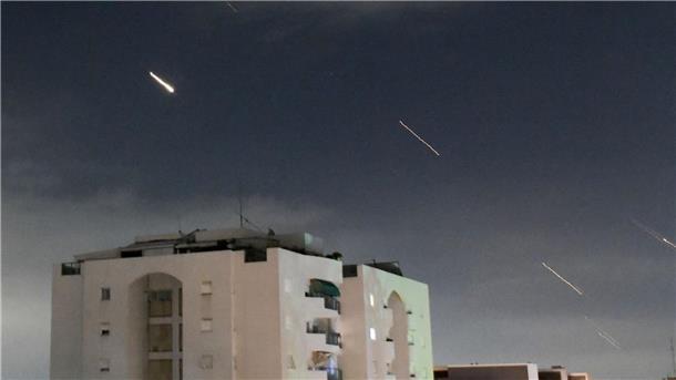 Das israelische Luftabwehrsystem „Iron Dome“ feuert, um vom Iran abgefeuerte Raketen abzufangen.
