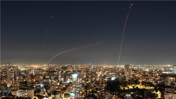 Geiselabkommen von Israel und Hamas wird konkreter Das israelische Luftabwehrsystem Iron Dome versucht eine aus dem Gazastreifen abgefeuerte Rakete abzufangen.