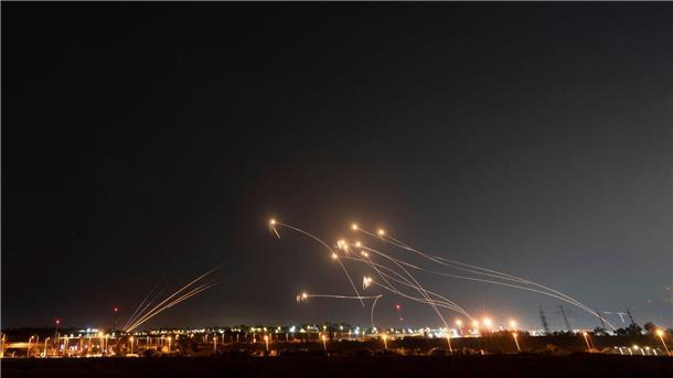 Das israelische Raketenabwehrsystem Iron Dome feuert Abfangraketen auf Raketen aus dem Gazastreifen ab.