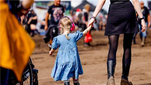 Metalfans verlassen Wacken ohne Probleme Das ist auch Wacken: Einige Besucher bringen ihre Kinder mit zum Festival.
