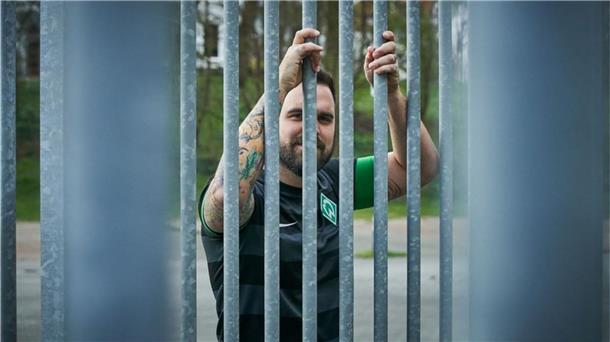 Das ist bitter: Die Tores des Weser-Stadions bleiben zu, Rodrigo Rocha kann nicht hinein.