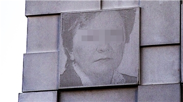 Das ist das Bildnis der Frau, die behauptet, sie habe Ekaterina B. getötet. Weil ihre Migrationsgeschichte als beispielhaft für die Lebenswege vieler Einwanderer gilt, wird ihr Portrait seit 2021 an der Fassade des Deutschen Auswandererhauses gezeigt.