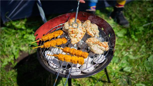 Das ist der Klassiker auf dem Festival-Gelände: Grillgut in allen Variationen.