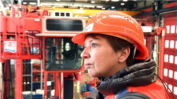 Senatorin auf einer Containerbrücke