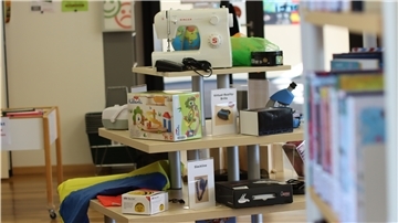 Das ist neu in Tarmstedt: Die Schul- und Samtgemeindebücherei verleiht neben Büchern, CDs, DVDs und Spielen auch Dinge. Wer will, kann sich jetzt auch Ukulele, Nähmaschine und Spielzeug für drinnen und draußen ausleihen.
