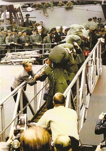 Das ist wohl das berühmteste Foto von Elvis‘ Ankunft