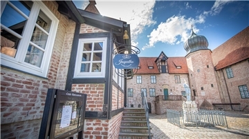Burg Bederkesa mit Eingang zur Gastronomie
