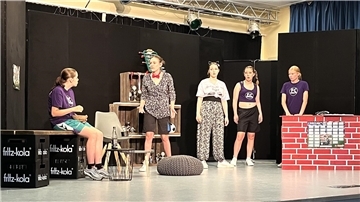 Das Jugendtourneetheater „Wellenbreker“ spielt in der KGS Tarmstedt das Stück „Ufos op’n Footballplatz".