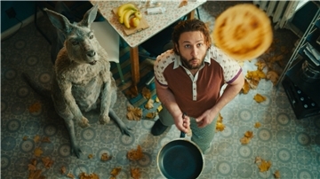 Das Känguru mit Dimitrj Schaad als Marc-Uwe im Film "Die Känguru Chroniken". Der Film kommt am 05. März in die deutschen Kinos.