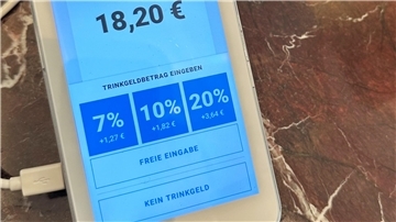 Das Kartenlesegerät bietet mehrere Optionen für das Trinkgeld. Solche Geräte sind zunehmend auch in Deutschland im Einsatz. Für Kunden ein zweischneidiges Schwert, sagen Fachleute.