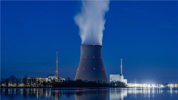 Das Kernkraftwerks Isar 2 in Bayern - laut Atomgesetz soll die endgültige Abschaltung am 15. April erfolgen.