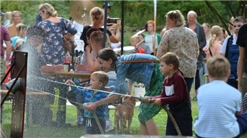 Das „Kids World Festival“ lockt, wenn das Wetter mitspielt, große und kleine Kinder in Scharen in den Stadtpark.