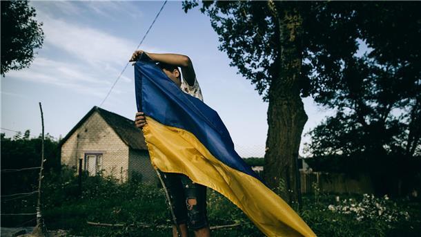 Das Kind setzt „einen Checkpoint“ im Dorf Zelene in der Region Charkiw. Die ukrainische Fotografin Julia Kochetova gewann den ersten Preis für ihr Projekt „Krieg ist persönlich“.