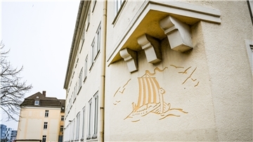 Das kleine Wikingerschiff am ehemaligen Finanzamt-Gebäude an der Columbusstraße/ Keilstraße.