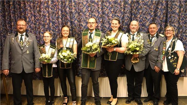 Das Klenkendorfer Königshaus ist auch 2024 wieder komplett. Das Foto zeigt Vizepräsident Thomas Imbusch (von links), Kinderkönigin Nele Wahlbaum, Jugendkönigin Larissa Weber, König Jannek Winternheimer, Königin Kristine Wülpern, Alterskönig Dieter Burmester, Präsident und Monarchenkönig Jürgen Slotosch und Monarchenkönigin Angela Winternheimer
