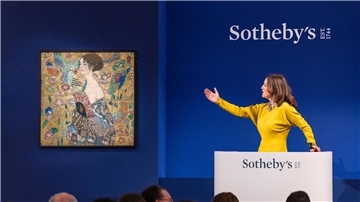 Das Klimt-Gemälde „Dame mit Fächer“, ist bei Sotheby’s in London für 85,3 Millionen Pfund (99,2 Millionen Euro) versteigert worden.