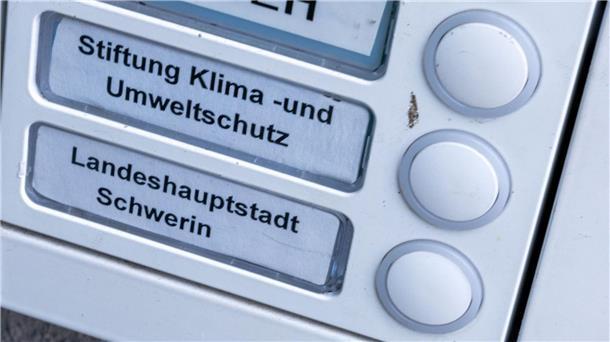 Gutachter hält Auflösung der Klimastiftung MV für unmöglich Das Klingelschild der Stiftung Klima- und Umweltschutz am Eingang eines Wohn- und Geschäftshauses. Die geplante Auflösung der Klimastiftung MV ist heftig umstritten.