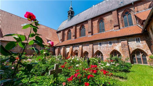 Das Kloster Lüne über den angrenzenden Friedhof betrachtet: Hier leben heute zehn Konventualinnen statt der ehemals 80 Nonnen.