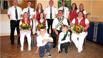 Das Königshaus des Schützenvereins Hatzte-Ehestorf. Stehend, von links: Erwin Bammann (Präsident), Lennart Meyer (1. Begleiter Jungschützenkönigin), Milena Viets (2. Begleiterin Jungschützenkönigin), Kevin Beckmann (1. Ritter), Jens Oelkers (2. Ritter), Sandra Günther (1. Begleiterin Damenbeste), Kathrin Heins (2. Begleiterin Damenbeste); sitzend, von links: Judith Meyer (Jungschützenkönigin), Ulrike Viets (Grandmonarchin), Henrico Viets (Schützenkönig), Jessica Viets (Damenbeste); vorne, von links: Mats Martens (Begleiter Kinderkönig), Marten Viets (Kinderkönig)