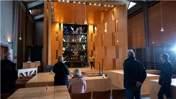 Das Kolumbarium an der Goethestraße im einstigen Michaelis-Kirchenraum ist das bislang einzige dieser Art im Land Bremen. Daher führt Pastorin Anneke Ihlenfeldt (re.) mit Kolumbariums-Kümmerin Gudrun Maag (3. v. li.).Interessierte auch aus auswärtigen Gemeinden durch die Anlage. 