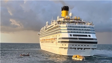 Kreuzfahrtschiff und Beiboote