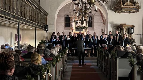 Blexer Weihnachtsmarkt lockt zahlreiche Besucher an Das Konzert der White Gospels war einer der Höhepunkte beim Blexer Weihnachtsmarkt.