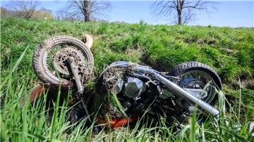 Das Krad eines Motorradfahrers liegt nach einem Unfall in einem Straßengraben. Zum Start der Motorradsaison kommt es auch im Kreis Cuxhaven immer wieder zu schweren Unfällen.