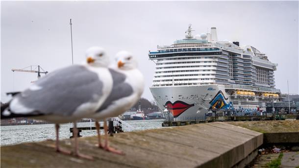 Das Kreuzfahrtschiff "Aidacosma" liegt im Hafen. Das Schiff ist das zweite in der Aida-Flotte mit einem Flüssiggasantrieb (LNG).